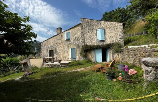 Maison de village en pierre, 145 m² sur plus de 4 hectares de terrain