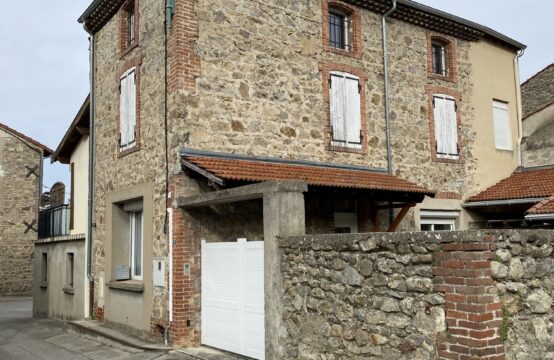 Maison en pierre avec jardin